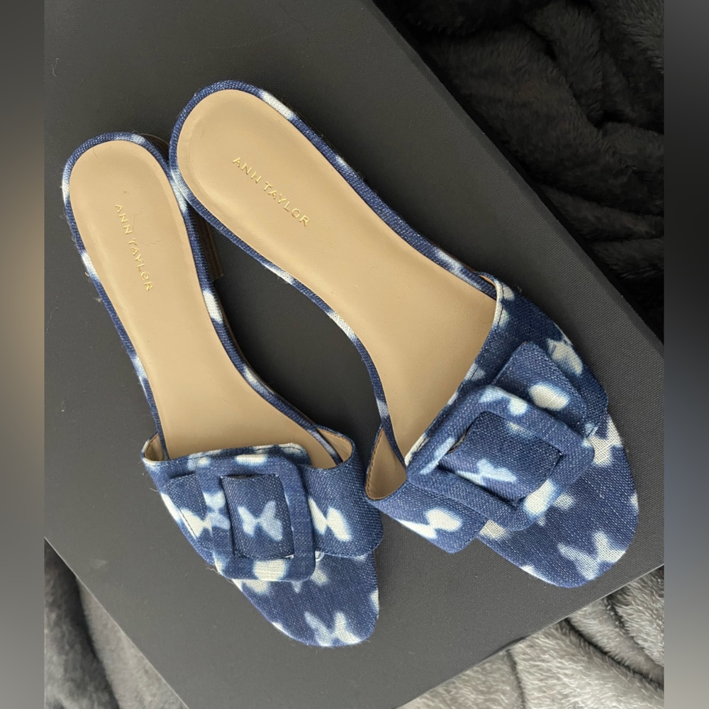 ANN TAYLOR TIE DYE BUCKLE SANDAL